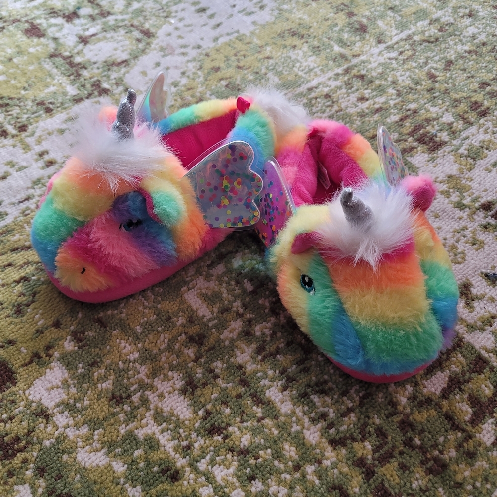 🔥2/15$Bundle&save Fuzzy 🦄Girls 7-8 slippers!! - Picture 2 of 5